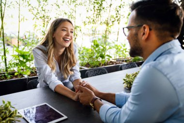 Romantik genç çift kahve içiyor, kafede buluşuyorlar..