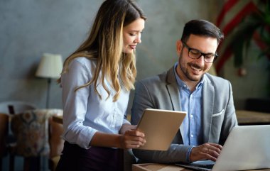 İş adamları teknoloji tabletinde çalışıyorlar genç online şirket takım çalışması konsepti.