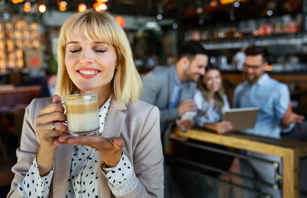 Retrato Uma Jovem Mulher Negócios Feliz Bem Sucedida Bebendo Café — Fotografia de Stock