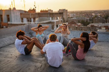 Bir grup mutlu zinde insan, dışarıda birlikte egzersiz yapıyor. Spor insanları sağlıklı yaşam tarzı konsepti.