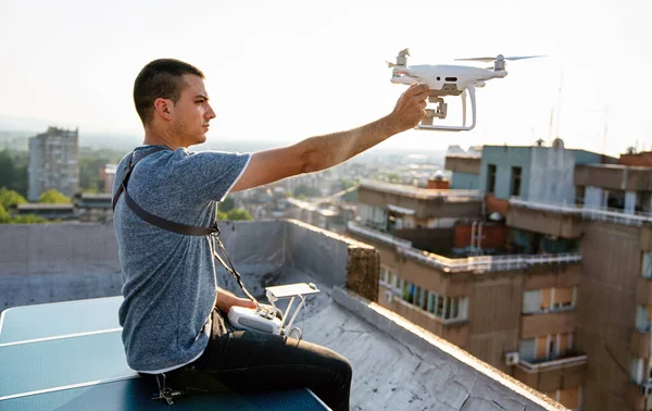 Fiatal Technikus Repülő Uav Drón Távirányítóval Kültéri — Stock Fotó