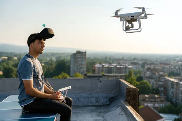 Açık Havada Uçan Dronlu Bir Adam — Stok fotoğraf