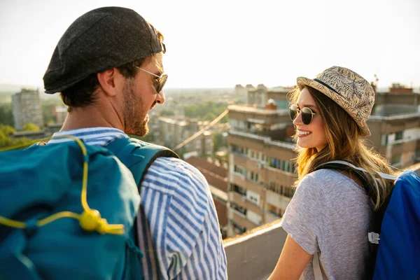 Glücklich Lächelndes Paar Urlaub Sightseeing Stadt Mit Karte Menschen Reisen — Stockfoto
