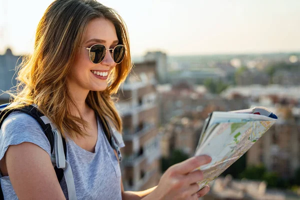 旅行者の女の子の地図 自由とアクティブなライフスタイルの概念に正しい方向を検索します 休暇の概念 — ストック写真