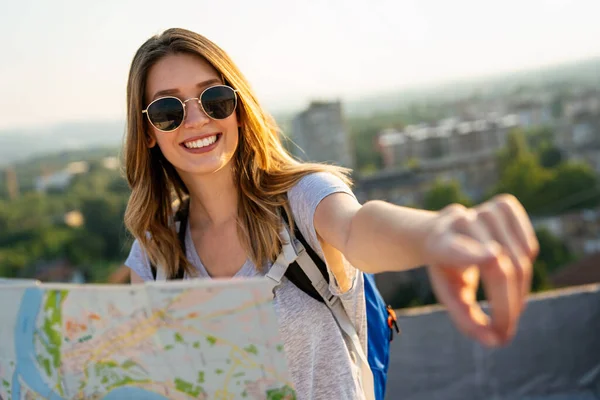 Chica Viajero Busca Dirección Correcta Mapa Viajar Libertad Concepto Estilo — Foto de Stock