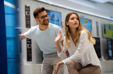 Kızgın genç kadın kocasının yeni bir televizyon almasına izin vermiyor. Teknoloji insanları kavramı