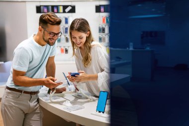 Teknoloji alışverişi dijital cihaz konsepti. Mobil dükkanından yeni bir akıllı telefon alan mutlu gençler.