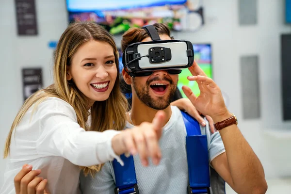 Groep Jongeren Met Virtual Reality Headset Tentoonstelling Show Technologie Simulatieconcept — Stockfoto