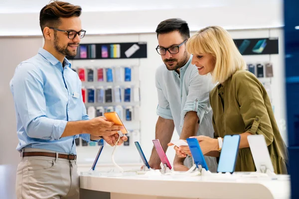 Retrato Del Vendedor Ayudando Pareja Comprar Nuevo Dispositivo Digital Tienda — Foto de Stock