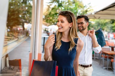 Güzel genç bir çift alışveriş yapıyor, şehirde eğleniyor. Tüketim, aşk, flört, yaşam tarzı konsepti
