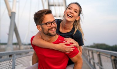 Romantik fit çift sokakta spor yapıyor. Sabah koşusundan sonra eğleniyorum.