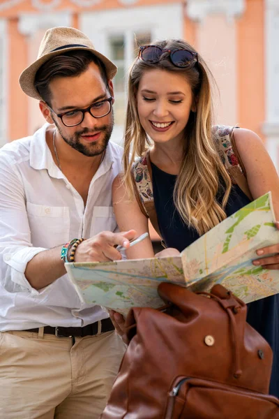 Feliz Casal Jovens Viajantes Com Mapa Divertindo Férias Juntos Pessoas — Fotografia de Stock
