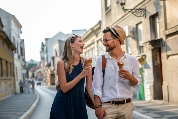 一对快乐的年轻夫妇在度假时约会和玩乐的画像 人们旅行快乐的概念 — 图库照片