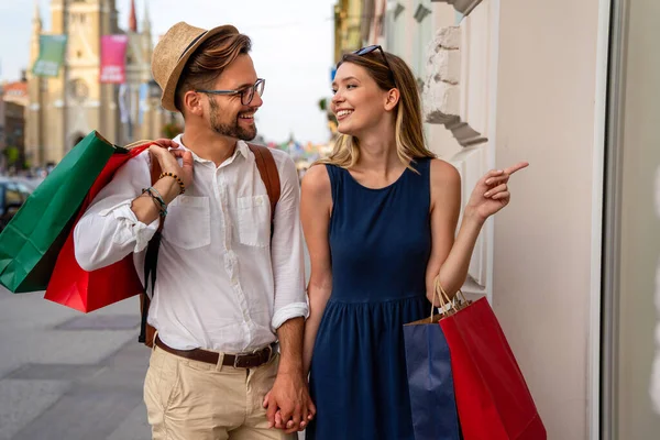 Beau Jeune Couple Profitant Shopping Amusant Ensemble Consommation Amour Rencontres — Photo