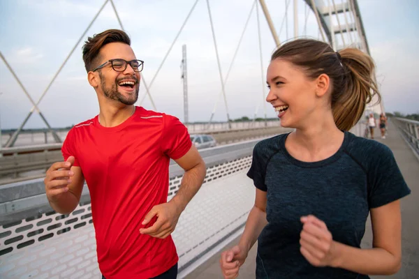 Training Frühen Morgen Glückliches Paar Läuft Über Die Brücke Sport — Stockfoto