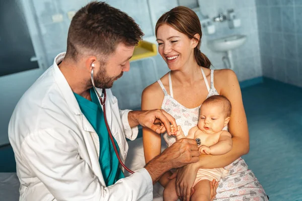 小児科医は病気を防ぐために小さな赤ちゃんを調べる 赤ちゃん 予防接種の概念 — ストック写真