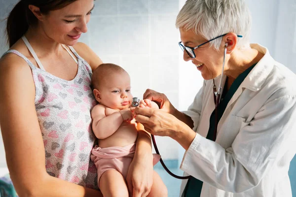 Pediatra Com Mãe Feliz Bebê Exame Hospital Heatlhcare Família Conceito — Fotografia de Stock