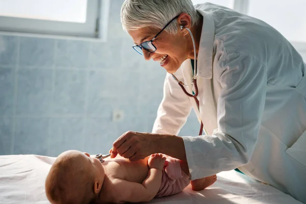 心臓の欠陥の可能性を確認する赤ちゃんを持つ幸せな小児科医 人々の概念 — ストック写真