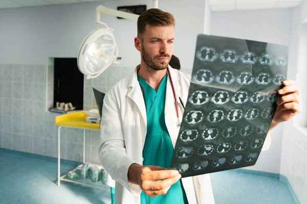Radyolog Doktor Teşhis Için Hastanın Röntgen Görüntülerini Inceliyor Sağlık Insanlar — Stok fotoğraf