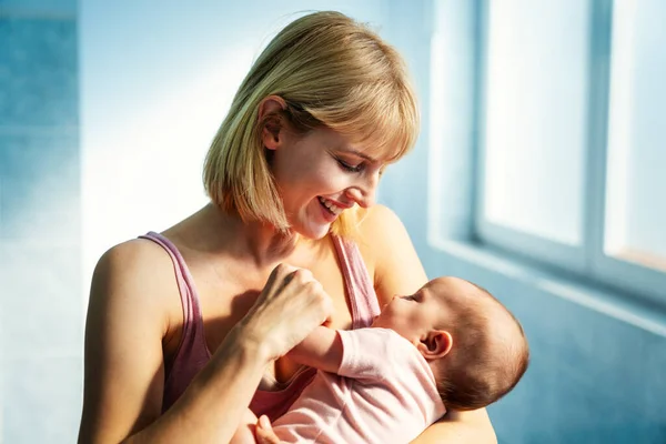 Yeni Doğmuş Bebeğiyle Güzel Bir Annenin Portresi — Stok fotoğraf