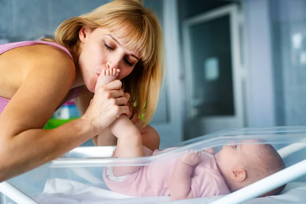 ポートレート幸せな母親は彼女の赤ちゃんと遊んでキス 赤ちゃんの概念 — ストック写真