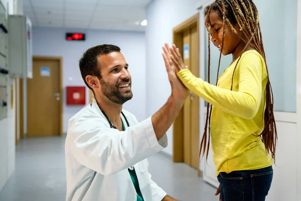 Gelukkig Zwart Meisje Kinderarts Doen High Vijf Medische Controle Ziekenhuis — Stockfoto