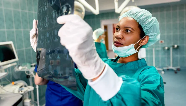 Médico Mujer Mirando Radiografías Hospital Concepto Diagnóstico Cirugía Sanitaria —  Fotos de Stock