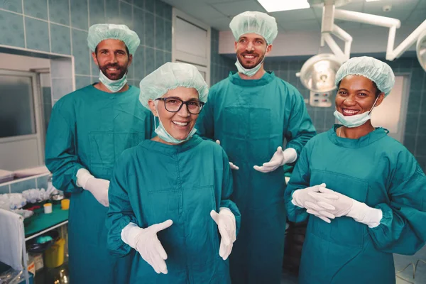 Grupa Wyczerpanych Chirurgów Ostrym Dyżurze Jako Oznaka Stresu Przepracowania Szpitalu — Zdjęcie stockowe
