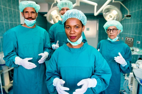 Grupa Wyczerpanych Chirurgów Ostrym Dyżurze Jako Oznaka Stresu Przepracowania Szpitalu — Zdjęcie stockowe
