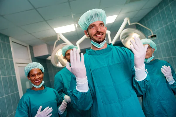 Grupo Cirujanos Exhaustos Sala Emergencias Como Signo Estrés Exceso Trabajo —  Fotos de Stock