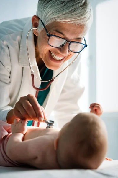 Médico Pediatra Feliz Con Bebé Comprobando Posible Defecto Cardíaco Salud —  Fotos de Stock