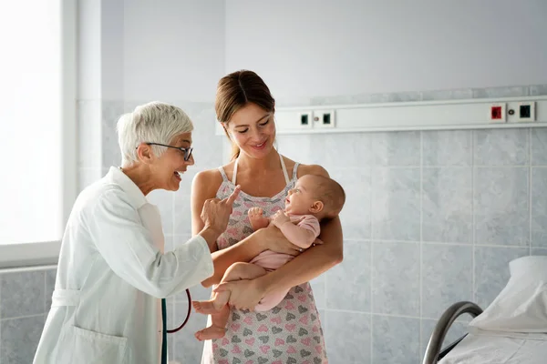 Pediatra Com Mãe Feliz Bebê Exame Hospital Saúde Família Conceito — Fotografia de Stock