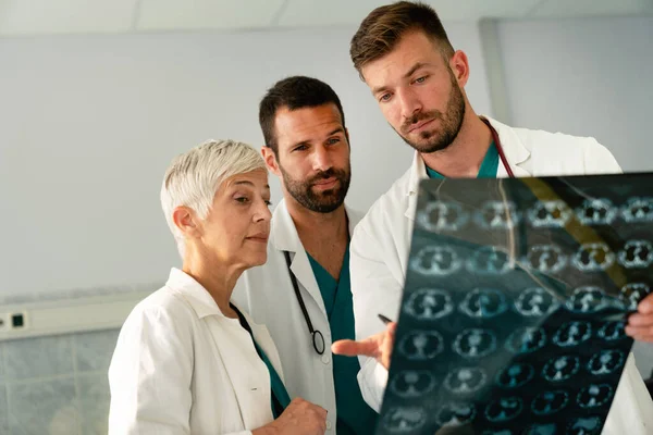 Grupo Médicos Discutindo Diagnóstico Paciente Olhando Para Raio Hospital — Fotografia de Stock