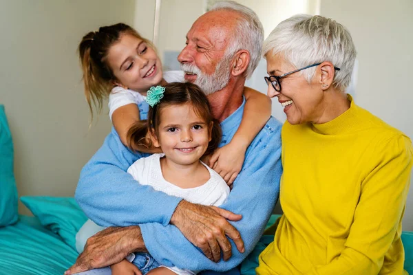 Família Feliz Visitando Paciente Masculino Sênior Cama Hospital Saúde Apoio — Fotografia de Stock