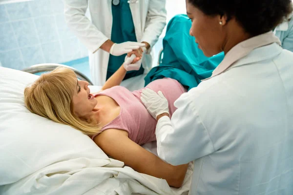 在医院产房分娩的妇女 支持人的概念 — 图库照片