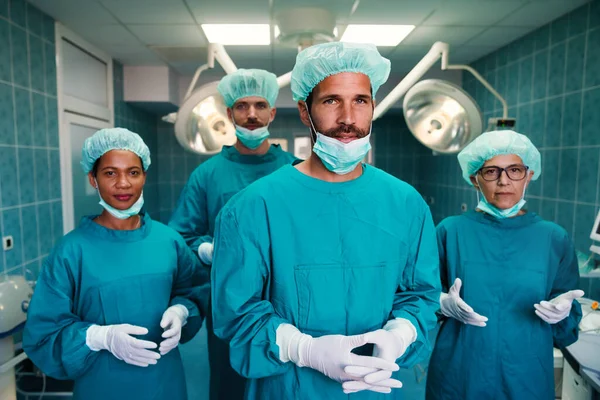 Zespół Chirurgów Sali Operacyjnej Przygotowujący Się Operacji Szpitalu — Zdjęcie stockowe