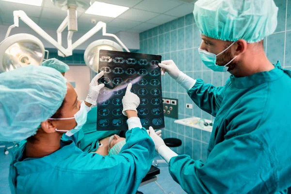 Groupe Médecins Examinant Les Radiographies Dans Hôpital Avant Opération Soins — Photo