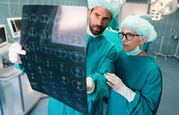 Grupo Médicos Que Examinam Raios Num Hospital Antes Operação Saúde — Fotografia de Stock