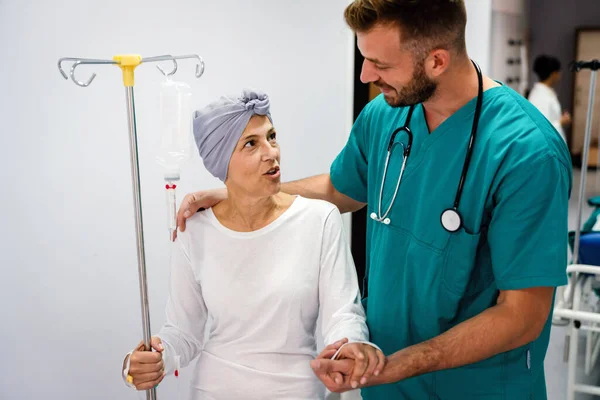 病気から回復する化学療法中の癌の女性 — ストック写真