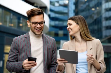 Başarılı genç iş adamları, tasarımcılar dışarıda birlikte çalışmaktan zevk alıyorlar. İş adamları teknoloji kavramı