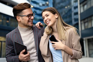 İki başarılı desinatör, iş adamları birlikte bir proje üzerinde çalışıyorlar.