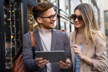 Başarılı bir grup genç tasarımcı, şehirde çalışan iş adamları.