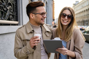 Mutlu, gülen bir çift şehirde birlikte eğleniyor. İnsanlar iş seyahatleri, alışveriş, mutluluk...