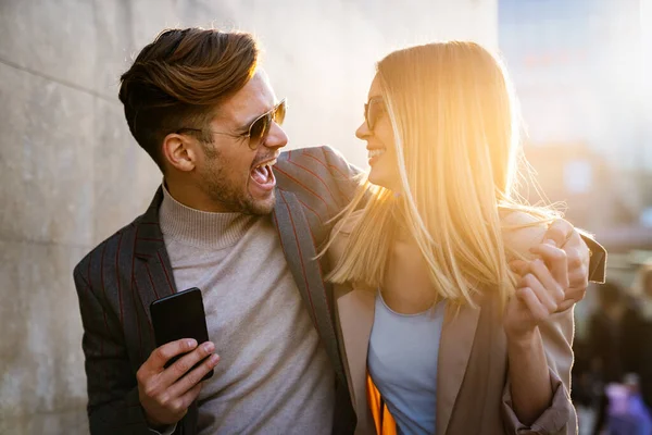 都会の中で一緒に楽しみを持つ愛の幸せな成功したビジネスカップル 人々ビジネス旅行ショッピング愛の概念 — ストック写真
