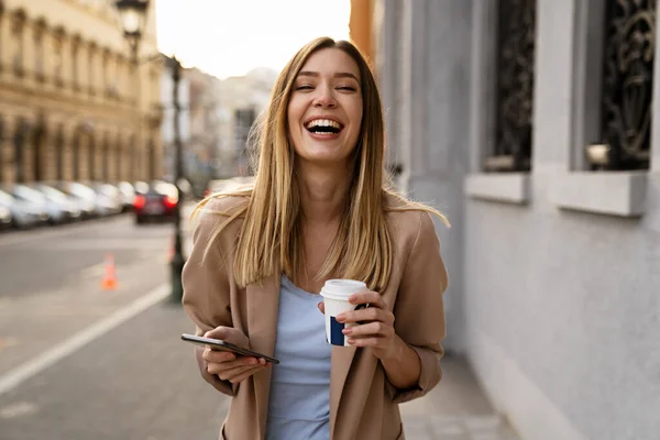 Retrato Mulher Negócios Sucesso Feliz Com Café Tablet Digital Seu — Fotografia de Stock