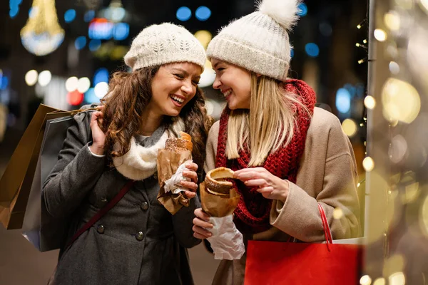 Retrato Jovens Mulheres Felizes Alegres Fazendo Compras Natal Conceito Pessoas — Fotografia de Stock