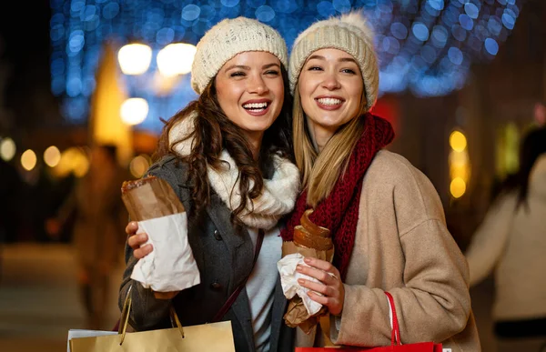 Mulheres Felizes Amigos Desfrutando Tempo Juntos Mercado Natal Natal Férias — Fotografia de Stock