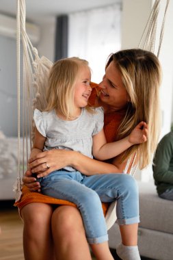 Çocukluk aile kavramına bayılırım. Güzel genç anne ve çocuğu evde birlikte oynuyorlar.