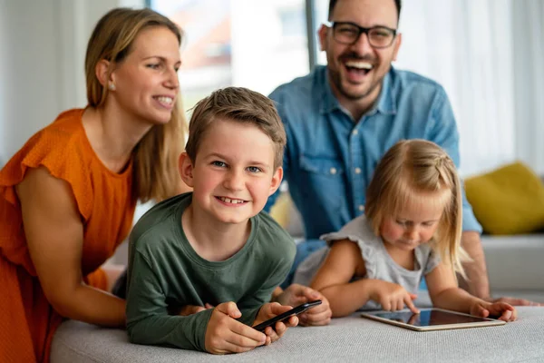 Mutlu Genç Aile Evde Eğleniyor Ebeveynler Çocuklar Mutluluk Kavramını Sever — Stok fotoğraf