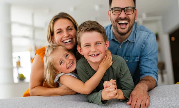 Szczęśliwa Młoda Rodzina Bawiąca Się Domu Rodzice Dzieci Kochają Koncepcję — Zdjęcie stockowe